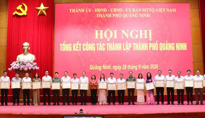 Các tập thể có thành tích xuất sắc được nhận Bằng khen của Chủ tịch UBND thành phố. Ảnh T.D