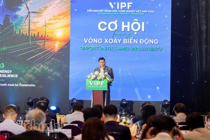 Ông Lee Ark Boon - CEO Sembcorp Development, đồng Chủ tịch VSIP Group chia sẻ tại diễn đàn. Ảnh: Lê Toàn