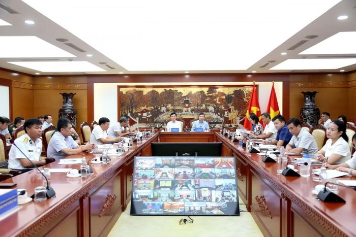 Cuộc họp được diễn ra trực tiếp và kết hợp trực tuyến. Ảnh: Đức Minh
