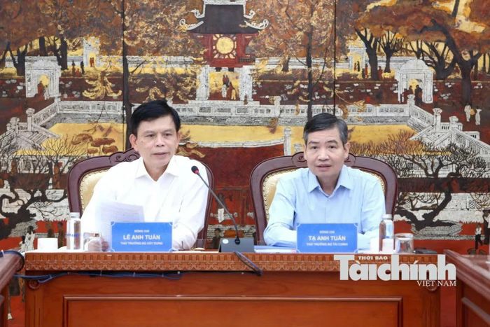 Thứ trưởng Bộ Tài chính Tạ Anh Tuấn và Thứ trưởng Bộ Xây dựng Lê Anh Tuấn chủ trì cuộc họp. Ảnh: Đức Minh
