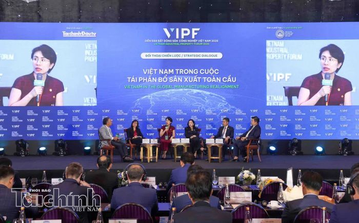 Nội dung trọng tâm của Phiên đối thoại: Việt Nam trong cuộc tái phân bổ sản xuất toàn cầu là dòng vốn vẫn đang dịch chuyển, nhưng cơ hội không tự động chuyển thành lợi thế. Ảnh: Lê Toàn