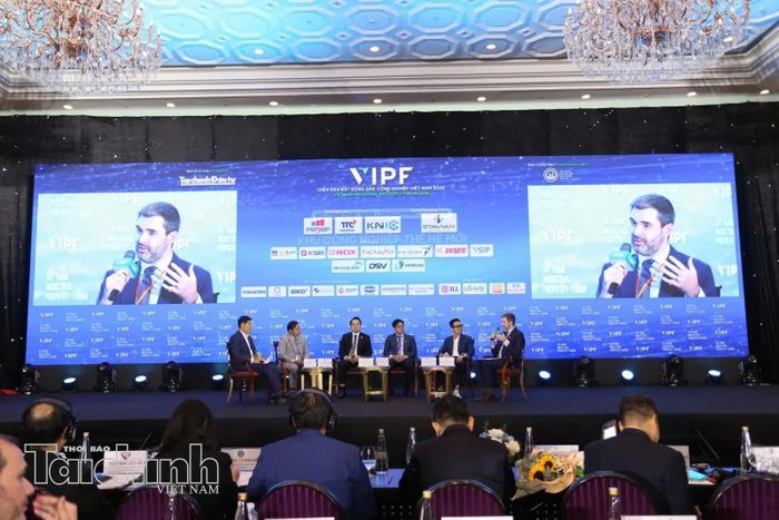 Các chuyên gia thảo luận tại Phiên đối thoại phát triển: KCN thế hệ mới – từ quỹ đất đến năng lực vận hành. Ảnh: Lê Toàn
