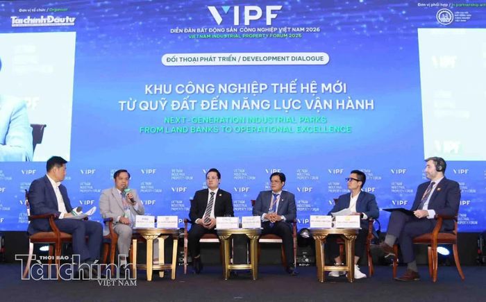 Phiên đối thoại phát triển: KCN thế hệ mới – từ quỹ đất đến năng lực vận hành tại Diễn đàn Bất động sản công nghiệp Việt Nam (VIPF) lần thứ 6- năm 2026. Ảnh: Lê Toàn