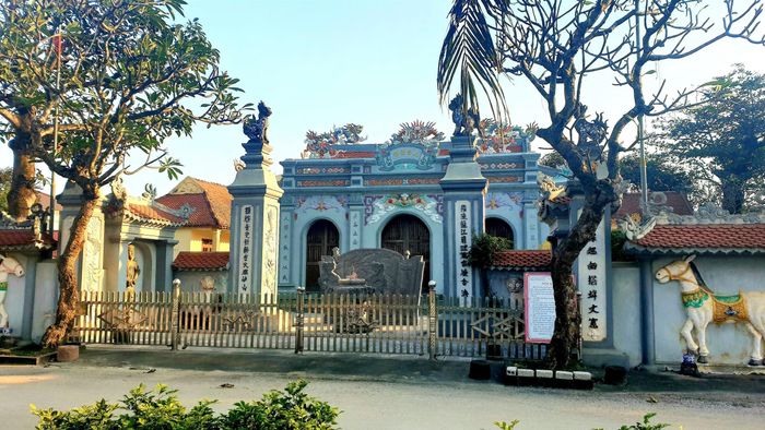 Đền Vạn Lộc. Ảnh: Nguyễn Diệu