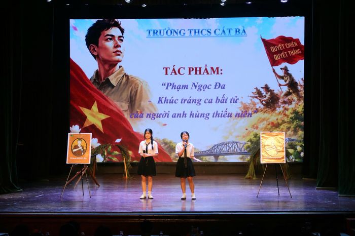 Phần dự thi của Trường THCS Cát Bà, Đặc khu Cát Hải với “Phạm Ngọc Đa – Khúc tráng ca bất tử của người anh hùng thiếu niên”, dựa trên tác phẩm “Phạm Ngọc Đa” của Xuân Sách, Nhà Xuất bản Kim Đồng, tái bản năm 2021.(Ảnh Chuyên đề ANHP)