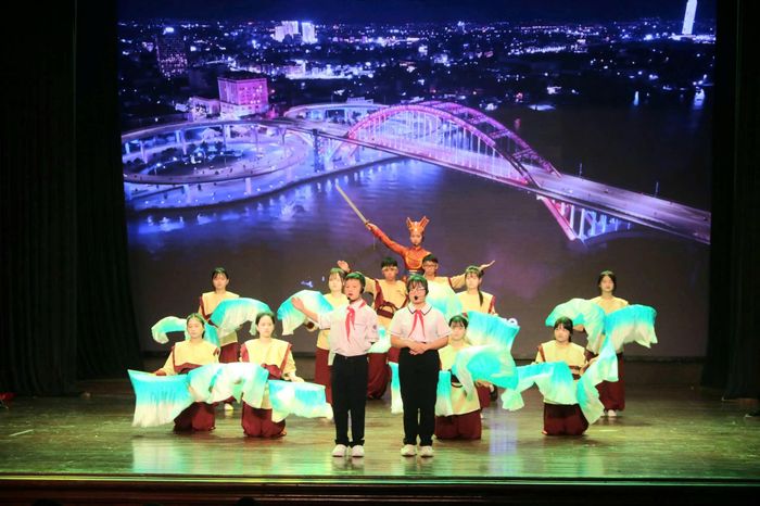 Vòng chung khảo Cuộc thi kể chuyện theo sách năm 2026 hôm nay được tổ chức theo tiến trình lịch sử, đưa khán giả cùng các thí sinh trở về với những dấu mốc tiêu biểu trong dòng chảy lịch sử, văn hóa của thành phố Hải Phòng và vùng đất Xứ Đông. (Ảnh Chuyên đề ANHP)