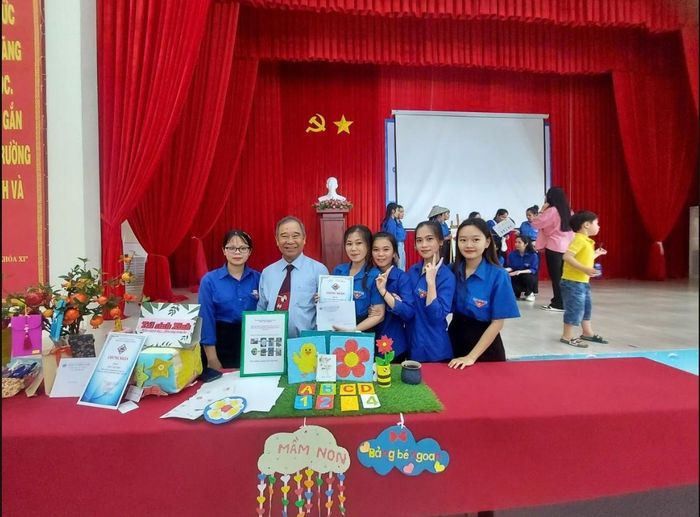 Tiến sĩ Nguyễn Xuân Niệm, thành viên Ban giám khảo, chụp hình lưu niệm với sinh viên Trường CĐSP Kiên Giang dự thi Khởi nghiêp, đổi mới sáng tạo