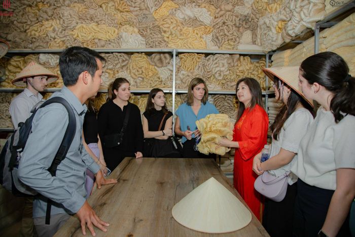 Khách quốc tế tìm hiểu lụa đũi Nam Cao. Ảnh: HanhSilk