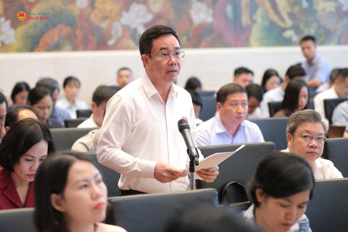 Phó trưởng đoàn chuyên trách Đoàn ĐBQH tỉnh Hưng Yên Nguyễn Văn Huy phát biểu. Ảnh: Hồ Long