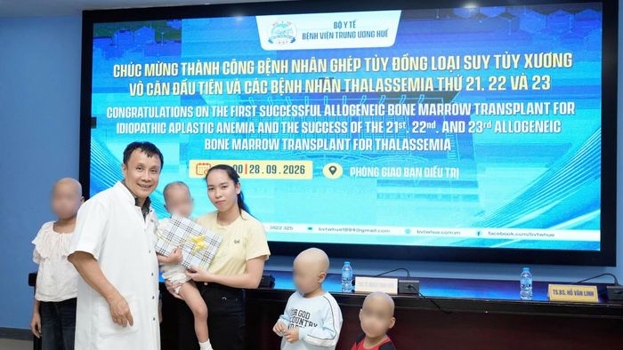 Giám đốc Bệnh viện Trung ương Huế Phạm Như Hiệp tặng quà cho bé gái 4 tuổi suy tủy nhận nguồn cho từ em trai và ghép tủy thành công. Ảnh: BVCC