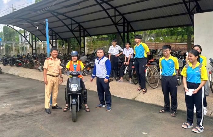 Cán bộ Đội Cảnh sát giao thông (CSGT) số 1 - Công an TP. Hồ Chí Minh hướng dẫn các em học sinh kỹ năng tham gia giao thông an toàn. Ảnh: PC08