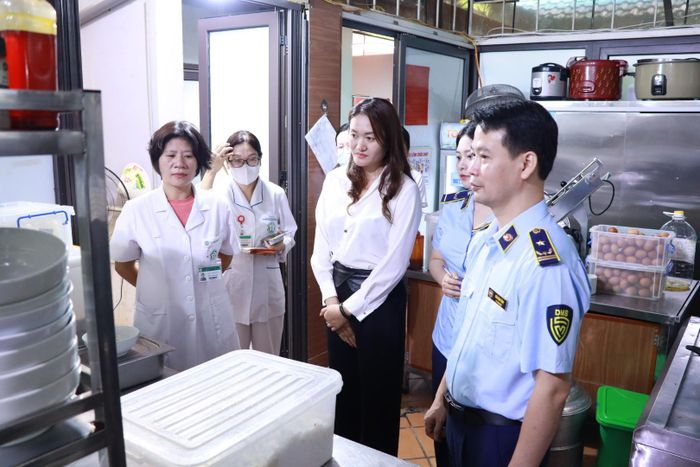 Phó Chi cục trưởng Chi cục Quản lý thị trường Tp Hà Nội Kiều Đình Cảnh thăm khu vực căng tin và bếp ăn của Bệnh viện Bạch Mai. Ảnh QLTT