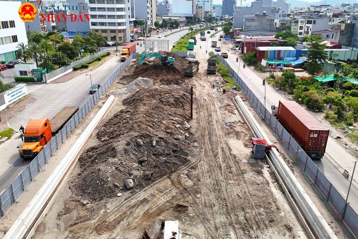 Đại diện đơn vị nhà thầu cho biết, thách thức lớn nhất của dự án là phải thi công trên tuyến đường có lưu lượng giao thông qua lại lớn và diễn biến phức tạp. Để tối ưu hóa tiến độ mà vẫn đảm bảo an toàn giao thông, chủ đầu tư đã yêu cầu nhà thầu linh hoạt tổ chức thi công chia làm 3 khu vực riêng biệt gồm: đầu tuyến, giữa tuyến và cuối tuyến