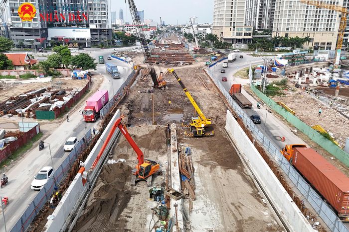 Theo ghi nhận trực tiếp tại công trường vào những ngày cuối tháng 9/2026, không khí thi công đang diễn ra vô cùng khẩn trương và nhộn nhịp. Hàng loạt máy móc, thiết bị cùng đội ngũ kỹ sư, công nhân được huy động tối đa, triển khai làm tăng ca để bảo đảm tiến độ đưa dự án vào khai thác