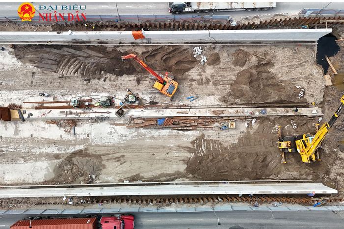 Trong đó, phân đoạn hầm kín có chiều dài 125m, bề rộng mặt cắt ngang đạt 27,7m, đáp ứng quy mô lưu thông 6 làn xe với vận tốc thiết kế lên tới 70km/h