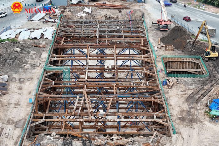 Dưới trục đường Bùi Viện, nhà thầu tiến hành xây dựng hầm chui dọc tuyến có thiết kế vĩnh cửu bằng bê tông cốt thép với tổng chiều dài 485m