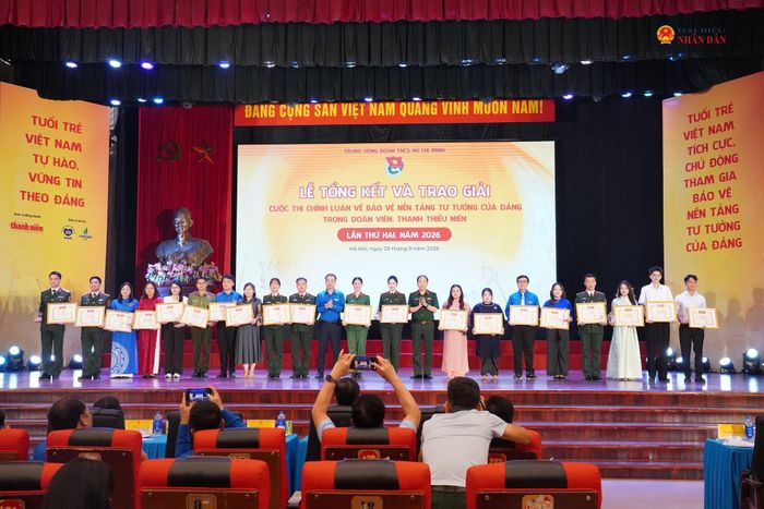 Ban tổ chức trao Bằng khen của Ban Chấp hành Trung ương Đoàn, cùng cúp lưu niệm và tiền thưởng theo quy định của Cuộc thi cho tác giả, nhóm tác giả đạt giải B.