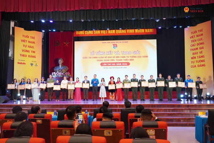 Ban tổ chức trao Bằng khen của Ban Chấp hành Trung ương Đoàn, cùng cúp lưu niệm và tiền thưởng theo quy định của Cuộc thi cho tác giả, nhóm tác giả đạt giải C.