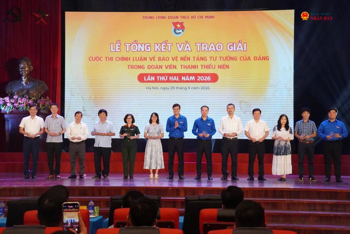 Đại diện Trung ương Đoàn vinh danh Hội đồng Ban Giám khảo.
