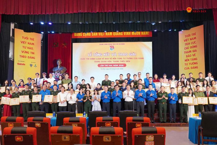 Các đại biểu chụp ảnh lưu niệm tại chương trình.