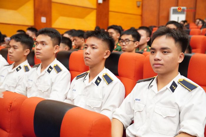 Các đại biểu tham dự chương trình.