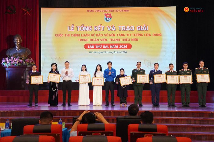 Ban tổ chức trao Bằng khen của Ban Chấp hành Trung ương Đoàn, cùng cúp lưu niệm và tiền thưởng theo quy định của Cuộc thi cho tác giả, nhóm tác giả đạt giải A.