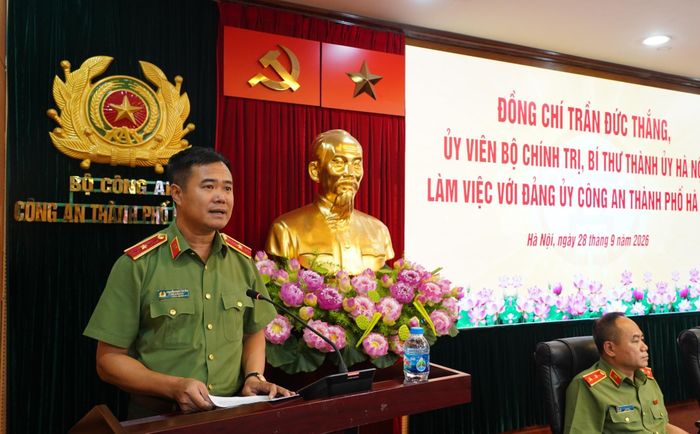 Thiếu tướng Nguyễn Ngọc Quyền, Phó Bí thư Đảng ủy, Phó Giám đốc CATP trình bày báo cáo tóm tắt tình hình, kết quả công tác Công an 9 tháng đầu năm 2026 và mô hình tổ chức của CATP. (Ảnh: CAHN)