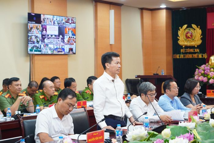 Đồng chí Bùi Duy Cường, Phó Chủ tịch UBND Thành phố, phát biểu thảo luận tại hội nghị. (Ảnh: CAHN)