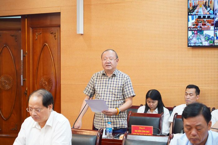 Đồng chí Hoàng Văn Bằng, Phó Chánh Văn phòng Thành ủy Hà Nội phát biểu khái quát các nội dung bàn giao Cơ quan Thường trực Ban Chỉ đạo 57 Thành ủy. (Ảnh: CAHN)