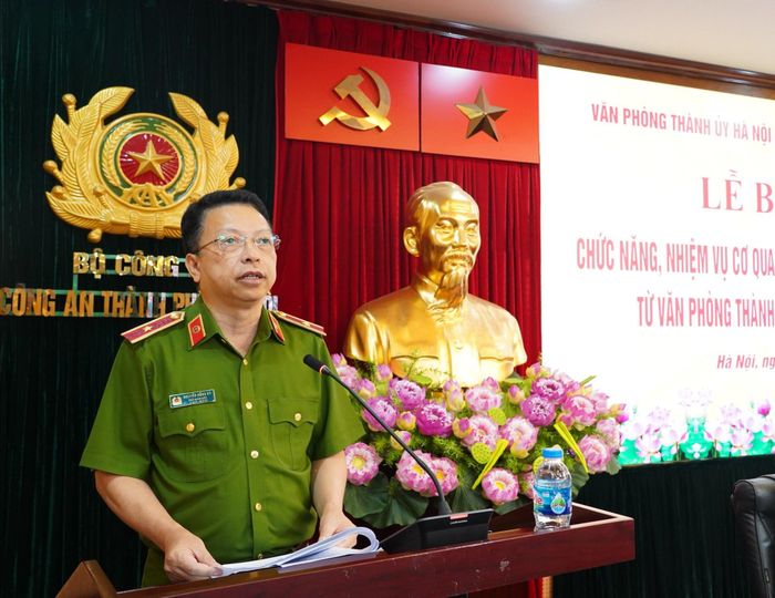 Thiếu tướng Nguyễn Hồng Ky – Phó Giám đốc CATP Hà Nội công bố Quyết định kiện toàn Ban Chỉ đạo 57 Thành ủy. (Ảnh: CAHN)
