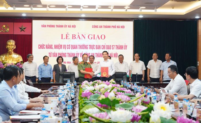 Đồng chí Nguyễn Việt Hà, Thành ủy viên, Chánh Văn phòng Thành ủy và Trung tướng Nguyễn Thanh Tùng, Ủy viên Ban Thường vụ Thành ủy, Bí thư Đảng ủy, Giám đốc CATP ký biên bản bàn giao chức năng, nhiệm vụ Cơ quan Thường trực Ban Chỉ đạo 57 Thành ủy.
