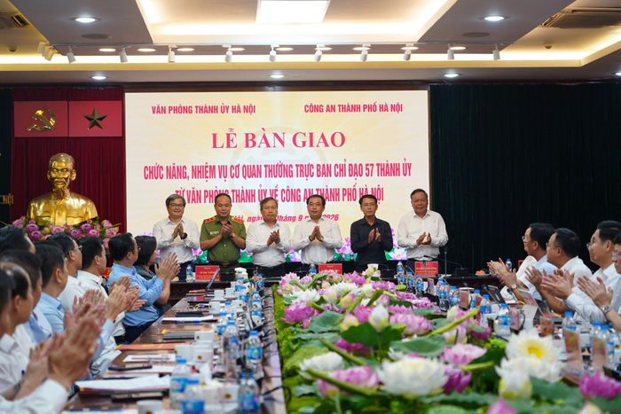 Các đồng chí Thường trực Ban Chỉ đạo 57 Thành ủy ra mắt tại Lễ bàn giao. (Ảnh: CAHN)