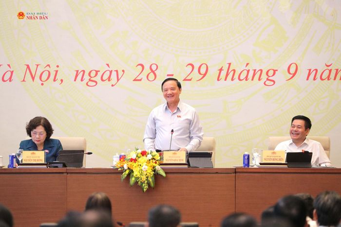 Phó Chủ tịch Quốc hội Nguyễn Khắc Định điều hành hội nghị. Ảnh: Hồ Long