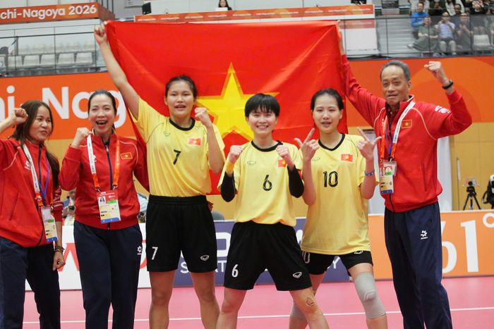 Niềm vui của các tuyển thủ cầu mây nữ Việt Nam sau chiến thắng 2 - 0 trong trận chung kết. Ảnh: Quý Lượng