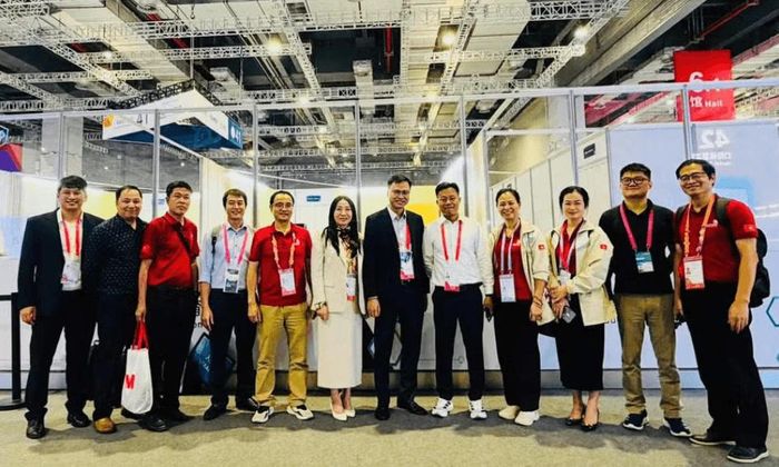 Trước đó, Thứ trưởng Bộ GD-ĐT Lê Quân đến các khu thi nghề để động viên thí sinh. Ảnh: Bộ GD-ĐT