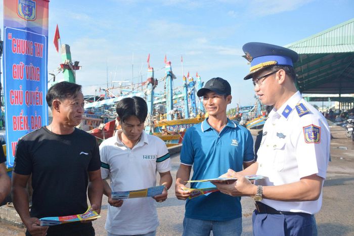 Bộ Tư lệnh Vùng Cảnh sát biển 3 thực hiện tuyên truyền, phổ biến pháp luật cho ngư dân