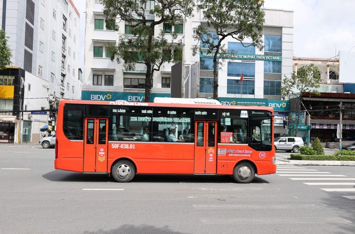 Người dân đi xe buýt vừa tiết kiệm chi phí đi lại, vừa góp phần bảo vệ môi trường, giảm ùn tắc giao thông cho thành phố