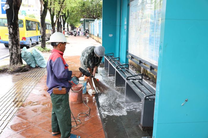 Ngoài công tác tuyên truyền người dân thay đổi thói quen sử dụng xe cá nhân sang sử dụng xe buýt, đơn vị quản lý xe buýt thường xuyên vệ sinh các nhà chờ, điểm đón, bảo đảm vệ sinh phục vụ hành khách