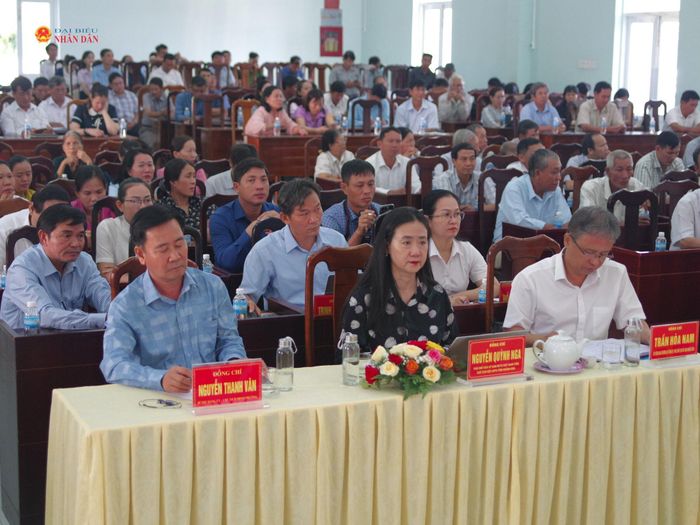 Đại biểu và cử tri tham dự buổi tiếp xúc