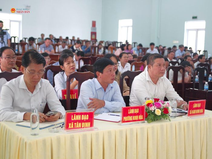 Đại biểu và cử tri tham dự buổi tiếp xúc