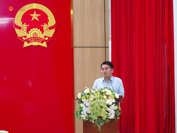 Lãnh đạo Sở Nông nghiệp và Môi trường trả lời ý kiến, kiến nghị của cử tri tại buổi tiếp xúc