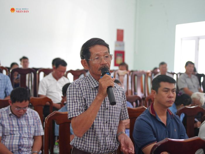 Cử tri phát biểu, kiến nghị tại buổi tiếp xúc