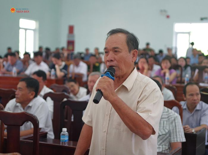 Cử tri phát biểu ý kiến, kiến nghị tại buổi tiếp xúc