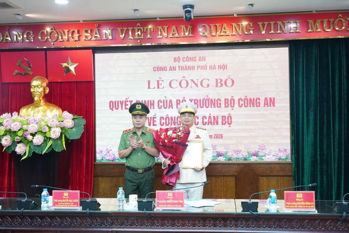 Thừa ủy quyền của Bộ trưởng Bộ Công an, Trung tướng Nguyễn Thanh Tùng, Bí thư Đảng ủy, Giám đốc CATP trao quyết định, tặng hoa chúc mừng Đại tá Trần Văn Quang.