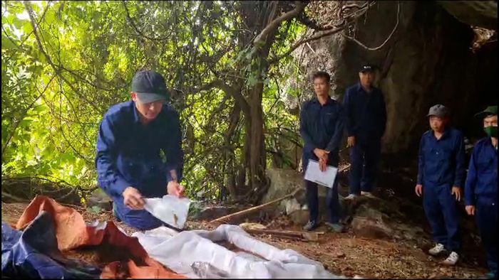 Lực lượng tìm kiếm hài cốt thứ 2 Hài cốt còn lại được tìm thấy tại một hang đá khác, ở độ sâu khoảng 4,5m so với mặt đất Cửa hang rộng khoảng 0,7m, càng xuống sâu càng chật hẹp. Ảnh Võ Linh