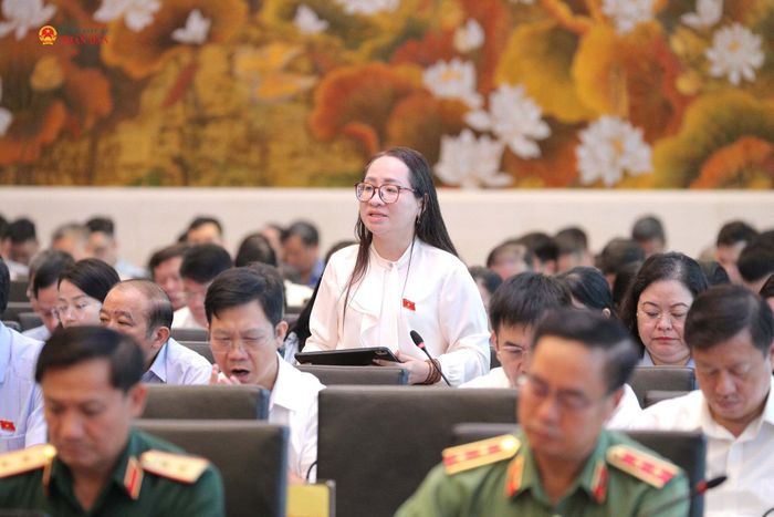 ĐBQH Hà Thị Anh Thư (Quảng Ngãi) phát biểu. Ảnh: Hồ Long