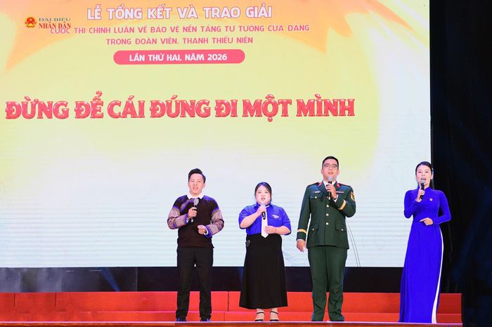 Mang theo hơi thở thực tiễn từ những nếp nhà sườn núi, câu chuyện của anh truyền đi một thông điệp sâu sắc: "Đừng để cái đúng đi một mình".
