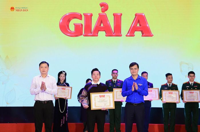 Đứng trên sân khấu ngày hôm nay, mang tiếng nói của thanh niên dân tộc thiểu số vùng cao Lao Chải, anh Sùng A Lằng - Phó Trưởng phòng Văn hóa - Xã hội xã vinh dự bước lên bục nhận giải A Cuộc thi chính luận về bảo vệ nền tảng tư tưởng của Đảng trong đoàn viên, thanh thiếu niên.