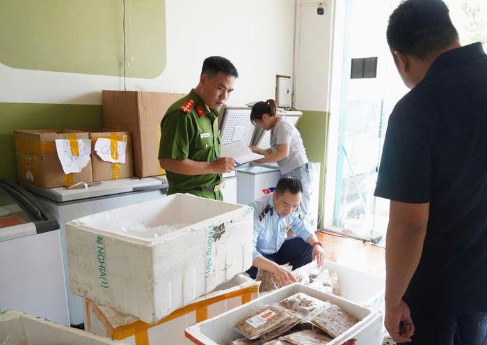 Lực lượng chức năng kiểm tra hàng hóa vi phạm an toàn thực phẩm. Ảnh QLTT