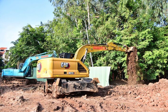 Trong ngày, lực lượng làm nhiệm vụ đã xử lý hơn 400m³ đất